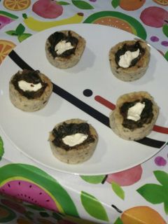 Una foto de Tulipas de yuca con espinacas y queso