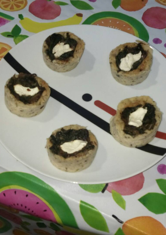 Una foto de Tulipas de yuca con espinacas y queso