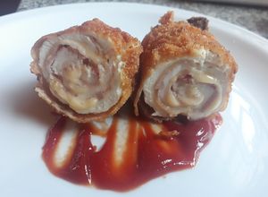 Una foto de Rollitos de pechuga de pollo relleno con jamón y queso apanados