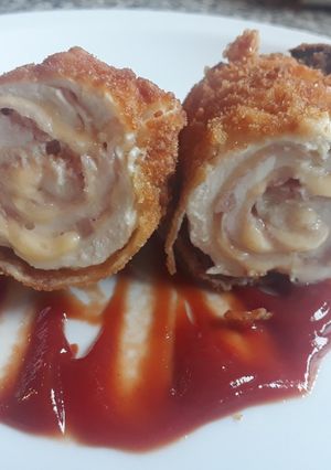 Una foto de Rollitos de pechuga de pollo relleno con jamón y queso apanados