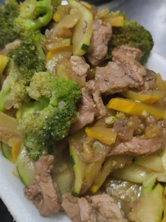 Una foto de Salteado🍳de carne🥩con vegetales🍳🧆🥙