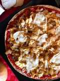 Pizza fit de pollo, queso de cabra y cebolla caramelizada