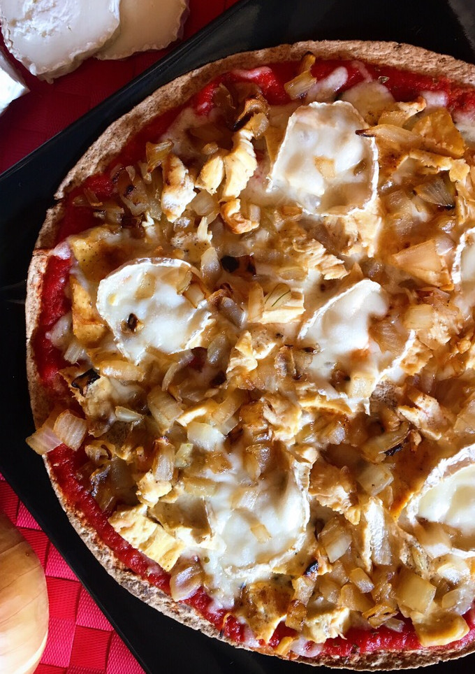 Una foto de Pizza fit de pollo, queso de cabra y cebolla caramelizada
