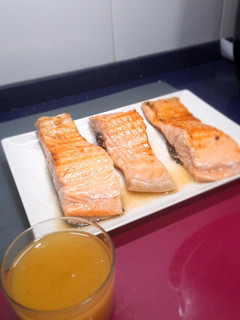 Una foto de Salmón a la plancha con vinagreta de crema de miel de romero