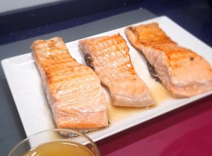 Foto principal de Salmón a la plancha con vinagreta de crema de miel de romero