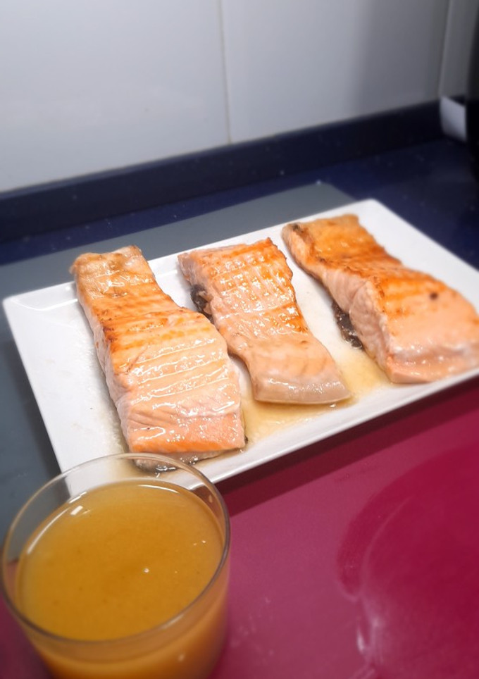 Una foto de Salmón a la plancha con vinagreta de crema de miel de romero