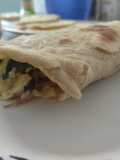 Fajitas de harina de trigo con huevos revueltos
