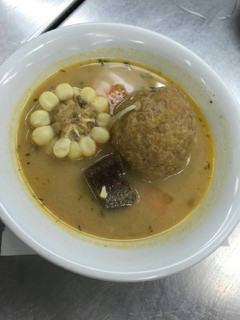 Una foto de Caldo de bolas de verde