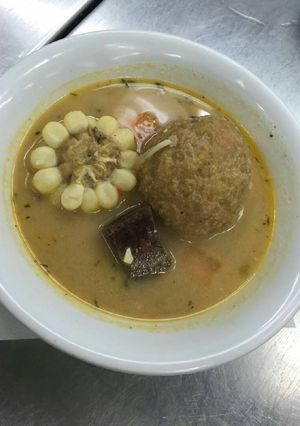 Una foto de Caldo de bolas de verde