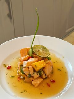 Hình của món Ceviche cá hồi.
