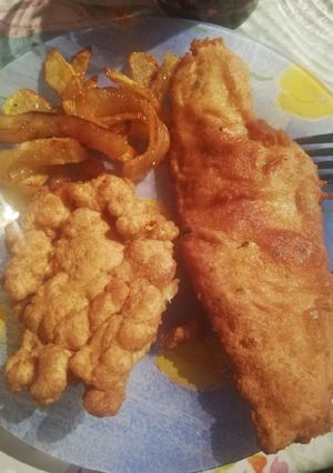 Una foto de Merluza rebozada con patatas y bollitos de rebozado