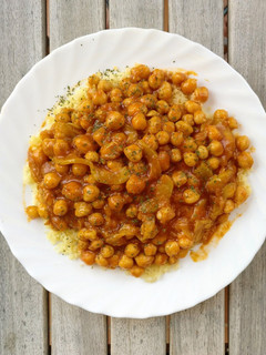 Una foto de Garbanzos con cuscús, calabacín y Ras el hanout