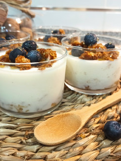 Una foto de Yogurt de manzana 🍎 y canela con crujiente de avena y miel en panificadora Lidl