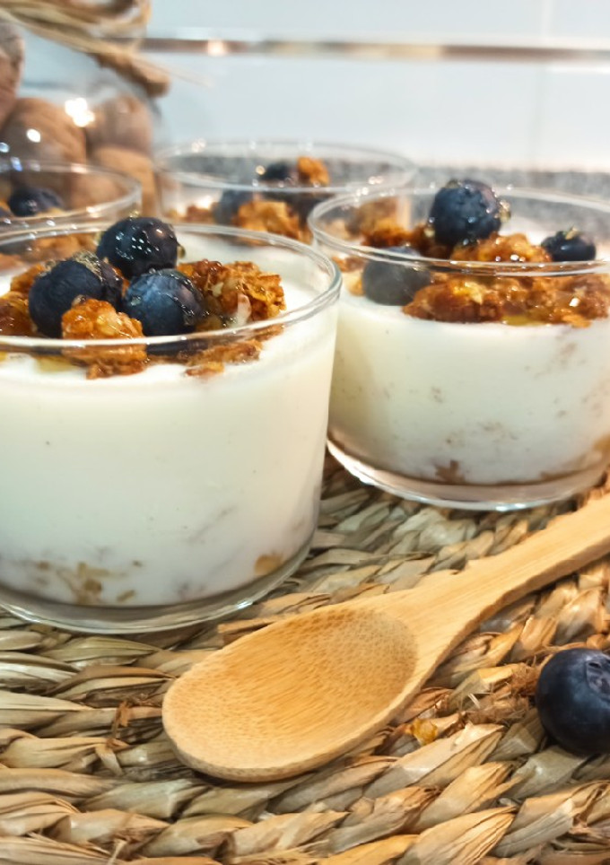 Una foto de Yogurt de manzana 🍎 y canela con crujiente de avena y miel en panificadora Lidl