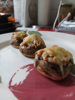 Una foto de 🍄 Champiñones rellenos de jamón y queso