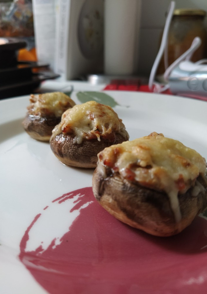 Una foto de 🍄 Champiñones rellenos de jamón y queso
