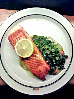 Φωτογραφία της συνταγής Crispy salmon και σπανάκι σωτε με μπέικον