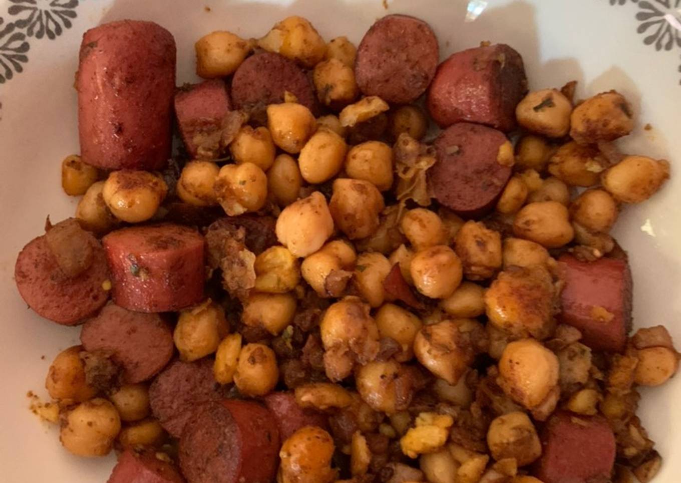 Salteado de garbanzos cocidos con salchichas