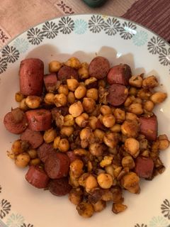 Una foto de Salteado de garbanzos cocidos con salchichas