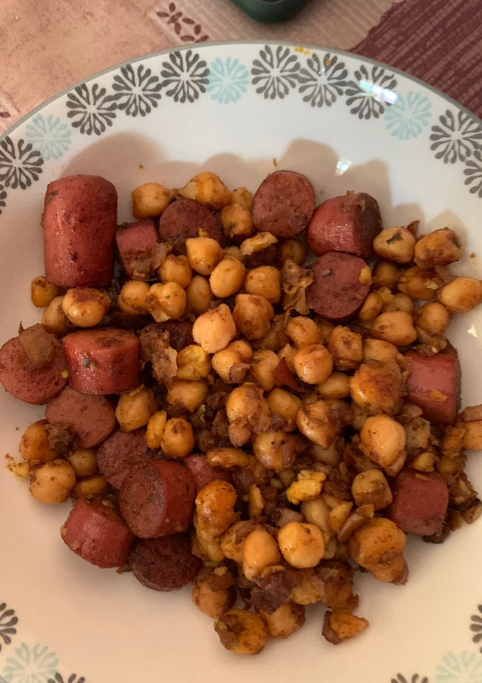 Una foto de Salteado de garbanzos cocidos con salchichas