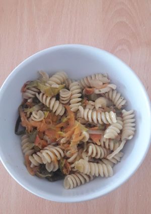 Una foto de Fideos con verduras 🍝