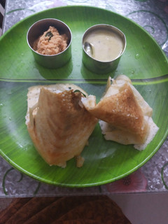 கோன் தோசையும் பருப்பு குழம்பு காரச் சட்னி (Cone Dosa & Kaara Chutni Recipe in Tamil) செய்முறை முக்கிய புகைப்படம்