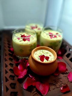 बादाम केसर ठंडाई (Badam kesar thandai recipe in hindi) रेसिपी मुख्य फोटो