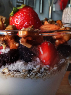 Una foto de Preparación de copa de Yogurt de Kéfir