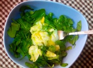 Una foto de Ensalada de rúcula y huevo pasado por agua