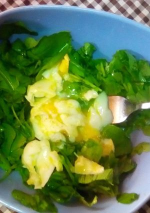 Una foto de Ensalada de rúcula y huevo pasado por agua