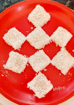 खोबरा चिक्की (khobra chikki recipe in marathi) रेसिपी चे मुख्य फोटो 