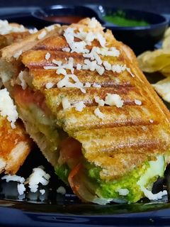 ગ્રીલ્ડ સેન્ડવીચ(Grilled Sandwich Recipe in Gujarati) રેસીપી મુખ્ય ફોટો