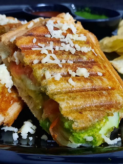 ગ્રીલ્ડ સેન્ડવીચ(Grilled Sandwich Recipe in Gujarati) રેસીપી મુખ્ય ફોટો
