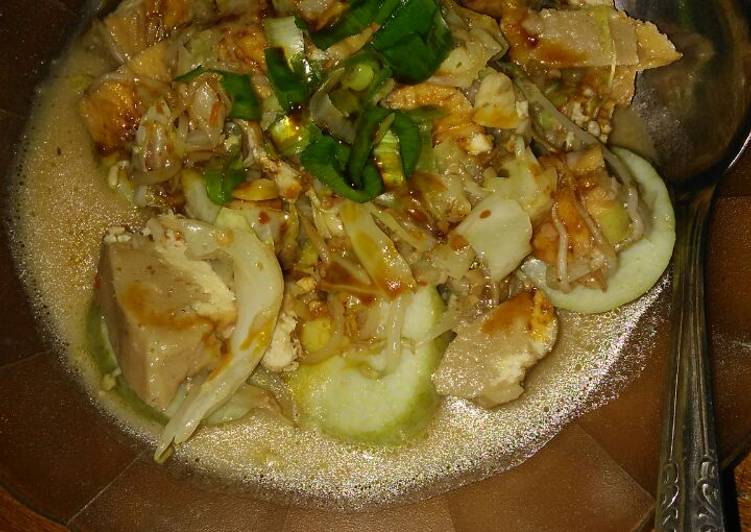 Lontong Tahu Baso Saus Kacang