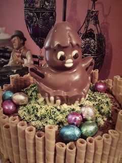 Una foto de Mona de Pascua con figura de chocolate