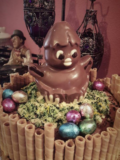 Una foto de Mona de Pascua con figura de chocolate