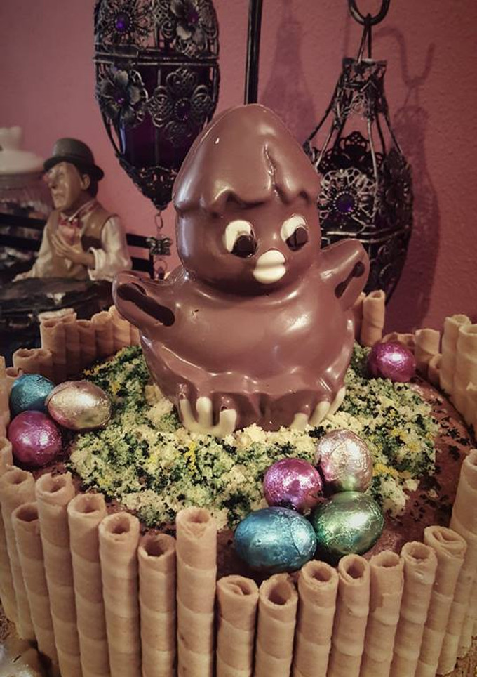 Una foto de Mona de Pascua con figura de chocolate