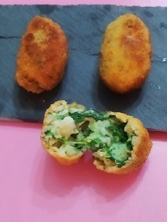 Una foto de Croquetas de espinacas y gambas