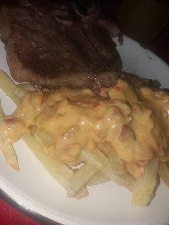 Una foto de Papas fritas con baño de crema