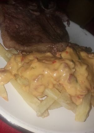 Una foto de Papas fritas con baño de crema