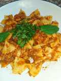 Farfalles maison à la sauce tomate et bonite