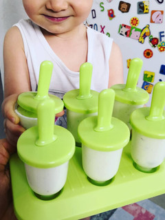 Una foto de Helado casero con coco 🥥 uvas 🍇 y Yogurt natural
