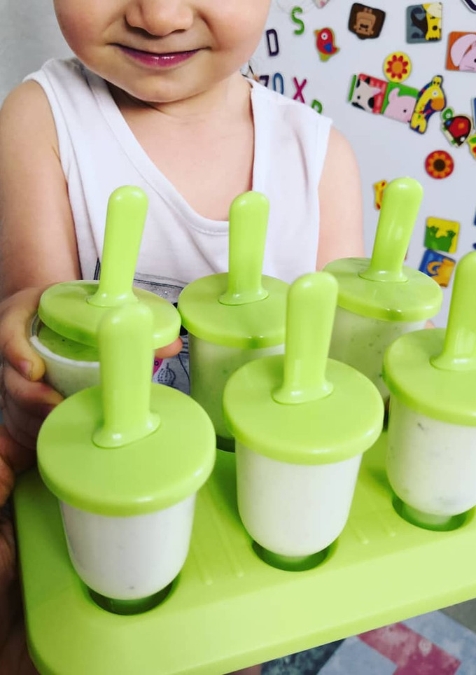 Una foto de Helado casero con coco 🥥 uvas 🍇 y Yogurt natural