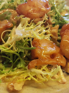 Una foto de Ensalada de escarola con langostinos en témpura