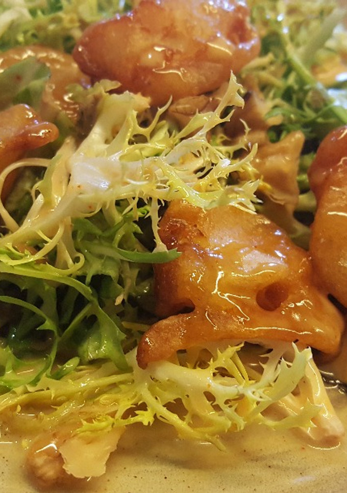 Una foto de Ensalada de escarola con langostinos en témpura