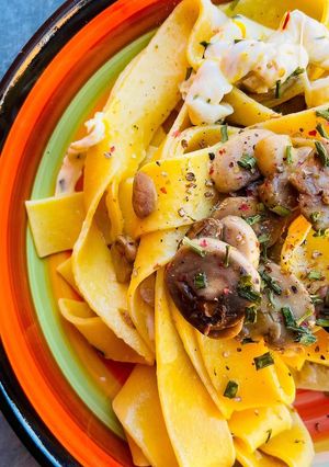 Foto di Pappardelle con skyrella e funghi champignon