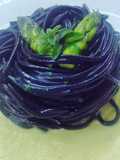 Spaghetti al nero di seppia su crema di asparagi e orata