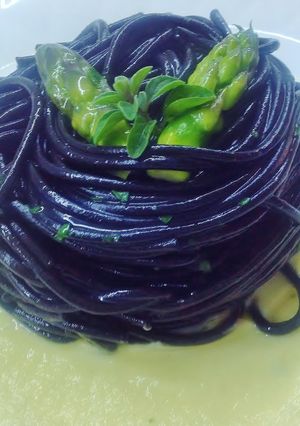 Foto di Spaghetti al nero di seppia su crema di asparagi e orata