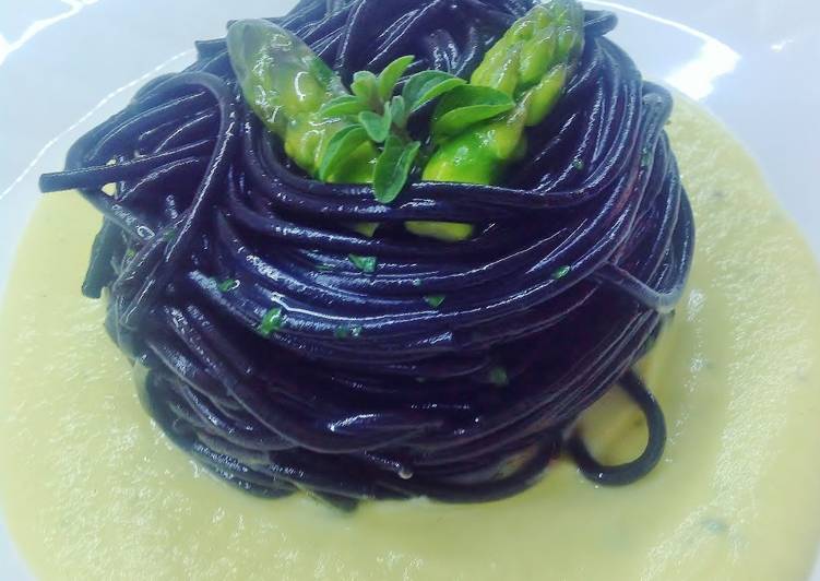 Spaghetti al nero di seppia su crema di asparagi e orata