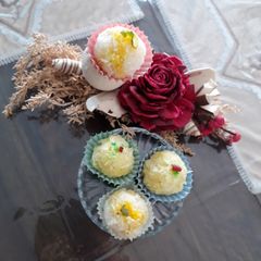A picture of Coconut ladoo.